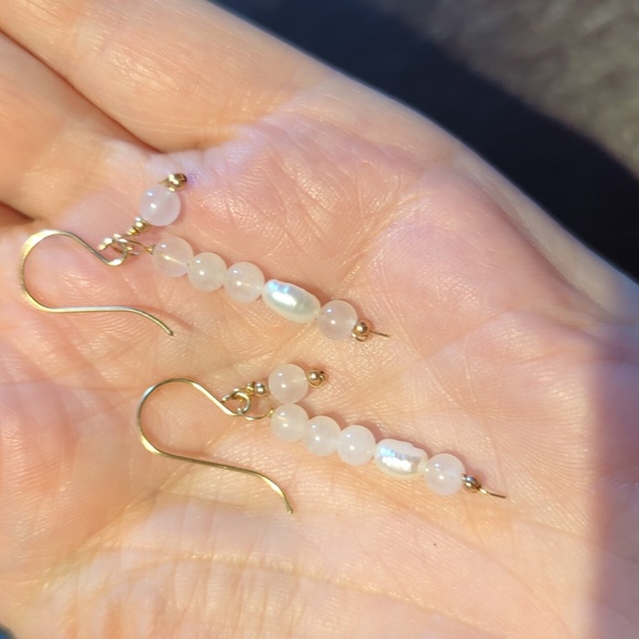 Pretty, dainty rose quartz & natural pearl earrings, 14k rolled gold, in giftbox - Picture 5 of 6